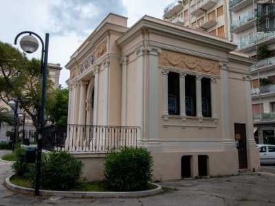 � questa la storia di �Goccia del Latte�, primo ente morale di Bari che ebbe sede dal 1921 al 1960 in piazza Umberto, all�interno di un piccolo edificio in stile liberty...